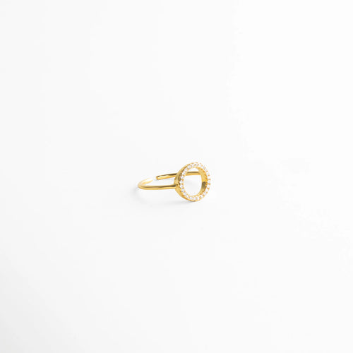 Vista lateral de anillo dorado con zirconias y diseño abierto, Perfil de anillo ajustable con acabado en oro 18K, Anillo Golden Blaire visto de lado con piedras brillantes, Diseño lateral de anillo elegante con zirconias, Anillo dorado con estructura fina y acabado pulido