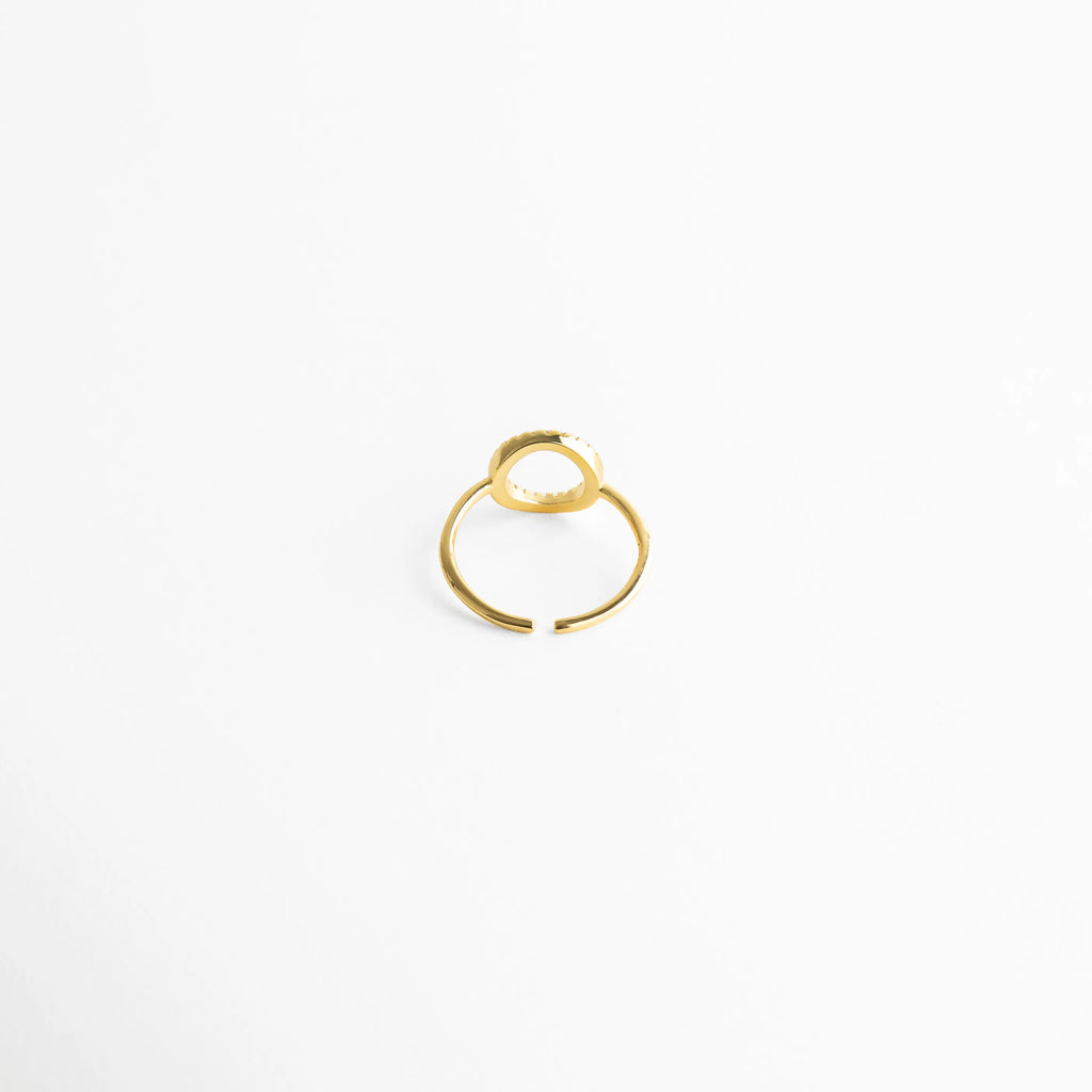 Parte trasera de anillo dorado ajustable con acabado pulido, Interior de anillo Golden Blaire con diseño abierto, Vista posterior de anillo con estructura ajustable, Anillo dorado visto desde atrás con acabado limpio, Detalle interior de anillo con diseño cómodo y elegante
