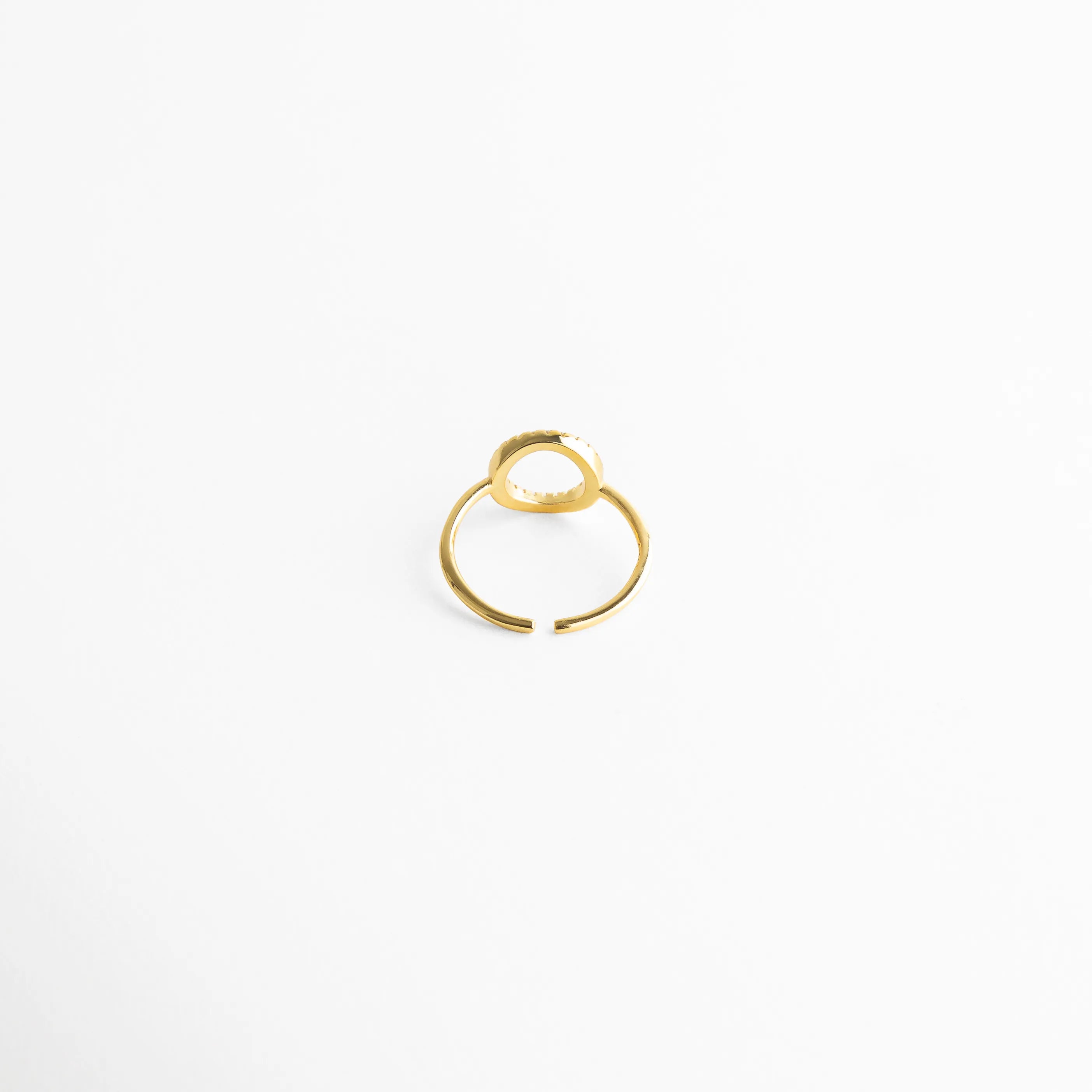 Parte trasera de anillo dorado ajustable con acabado pulido, Interior de anillo Golden Blaire con diseño abierto, Vista posterior de anillo con estructura ajustable, Anillo dorado visto desde atrás con acabado limpio, Detalle interior de anillo con diseño cómodo y elegante