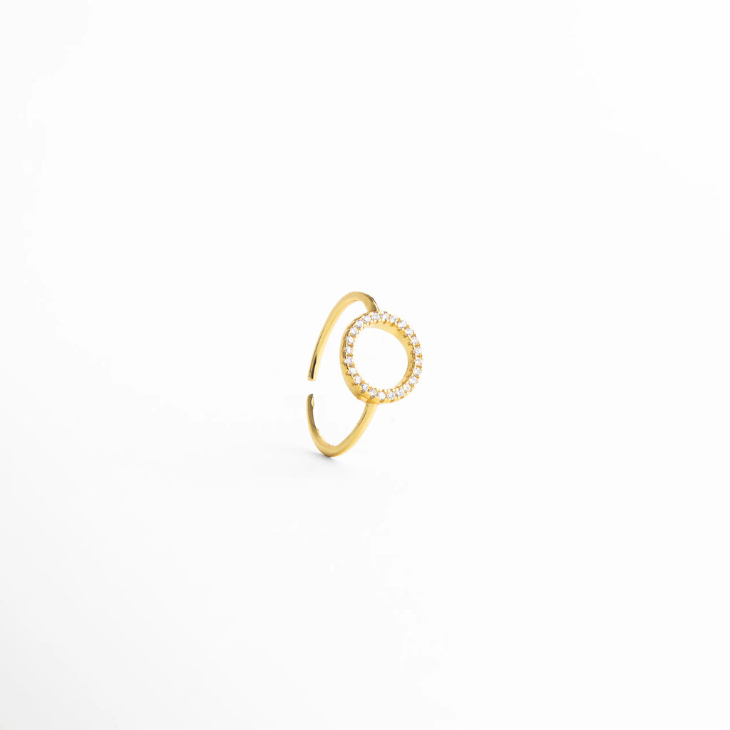 Detalle de zirconias en anillo dorado brillante, Acercamiento a piedras zirconia en anillo Golden Blaire, Zirconias brillantes en anillo elegante dorado, Detalle de incrustaciones en anillo con acabado en oro, Piedra zirconia reflejando luz en anillo sofisticado
