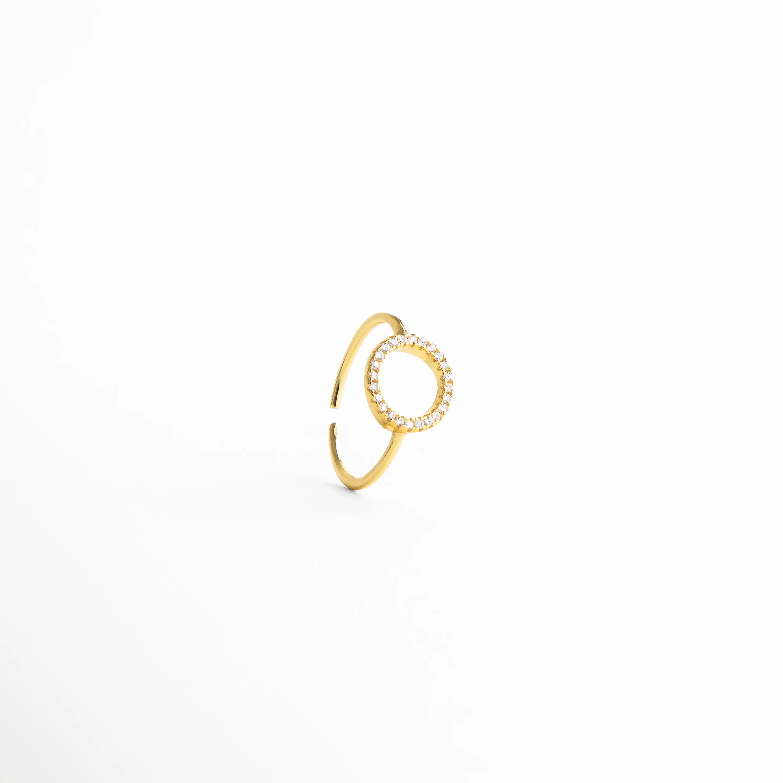Detalle de zirconias en anillo dorado brillante, Acercamiento a piedras zirconia en anillo Golden Blaire, Zirconias brillantes en anillo elegante dorado, Detalle de incrustaciones en anillo con acabado en oro, Piedra zirconia reflejando luz en anillo sofisticado