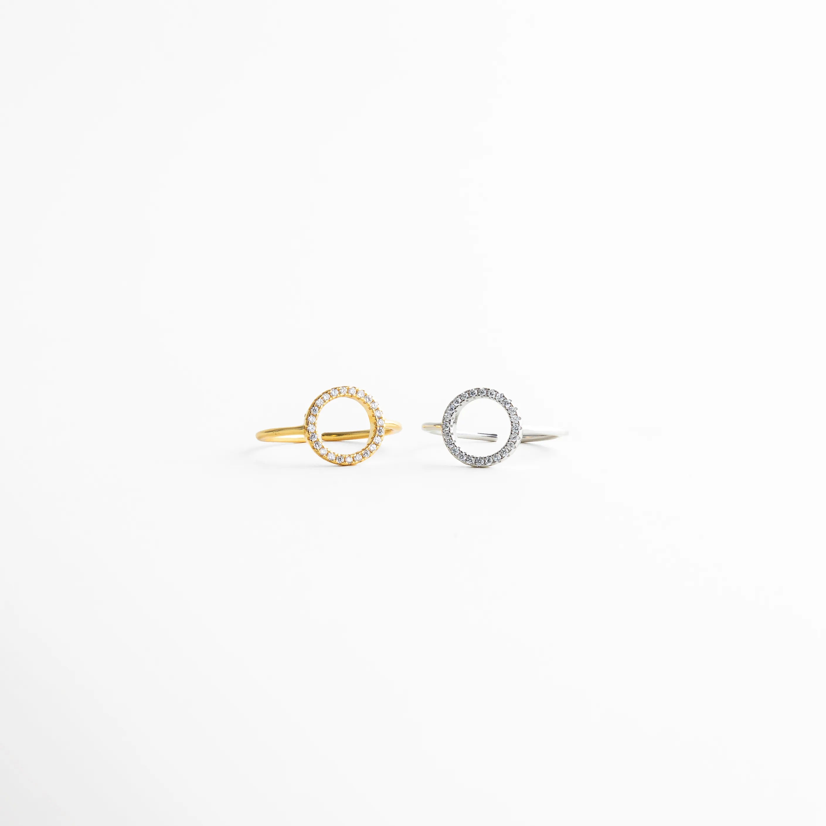 Anillo Blaire en tonos dorado y plata con zirconias brillantes, Variación de anillo ajustable en acabado oro y oro blanco, Anillo con zirconias disponible en diferentes colores metálicos, Opciones de anillo elegante en dorado y plateado, Anillo ajustable con acabado brillante en dos tonos
