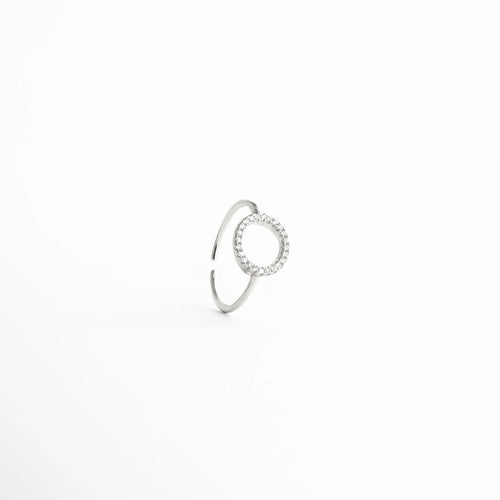 Vista lateral de anillo con zirconias y acabado en oro blanco, Perfil de anillo ajustable con diseño elegante, Anillo Silver Blaire visto de lado con piedras brillantes, Anillo con estructura abierta y acabado pulido, Diseño lateral de anillo con zirconias incrustadas