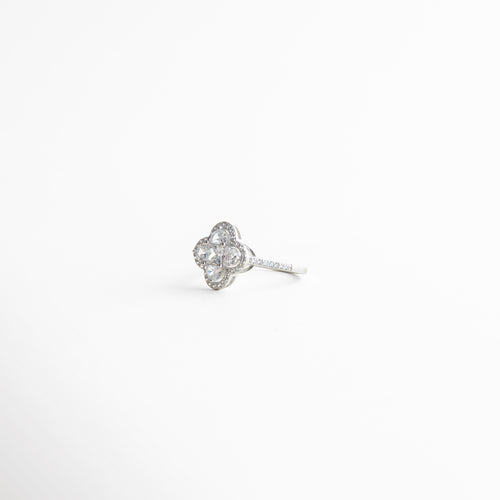 textura cristalina en anillo trébol, composición luminosa en anillo plateado, joyería femenina con símbolo de suerte, anillo trébol inspiración minimal, anillo elegante acabado brillante