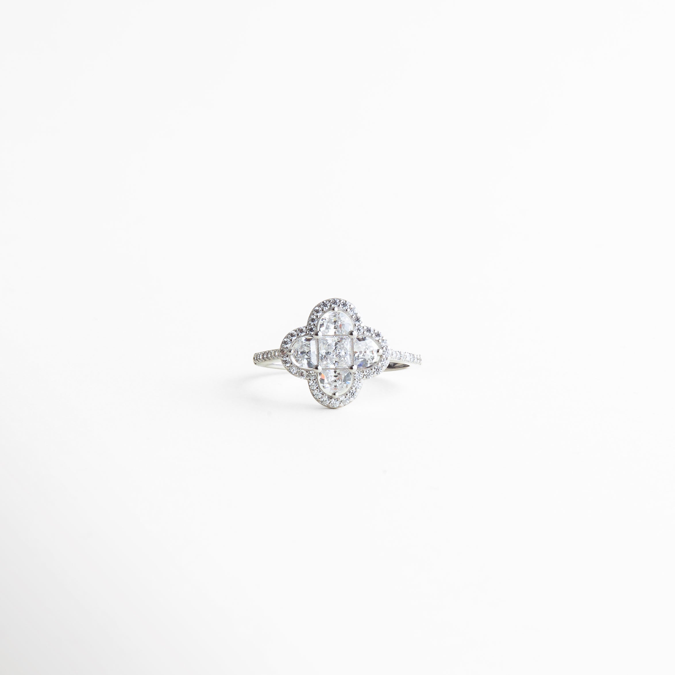 anillo plateado trébol cuatro hojas mujer, anillo cristalino con diseño trébol elegante, anillo joyería femenina símbolo suerte, anillo delicado trébol moderno, anillo sofisticado con forma de trébol