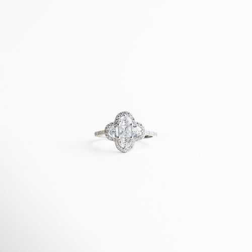 anillo plateado trébol cuatro hojas mujer, anillo cristalino con diseño trébol elegante, anillo joyería femenina símbolo suerte, anillo delicado trébol moderno, anillo sofisticado con forma de trébol