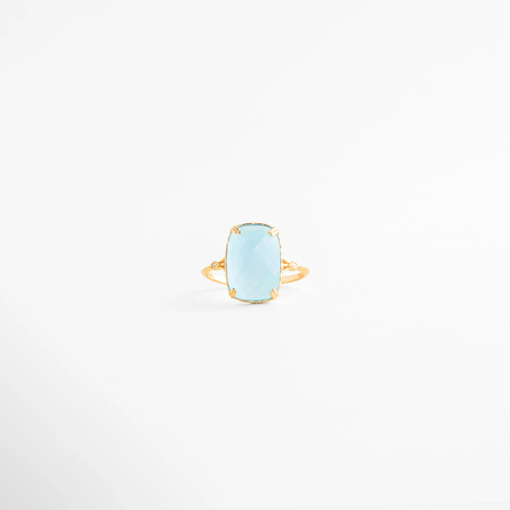 anillo dorado con piedra azul clara estilo elegante, anillo delicado con piedra azul suave en engaste fino, anillo minimalista dorado con piedra azul pastel, joyería femenina anillo con piedra azul clara, anillo elegante de uso diario con piedra azul