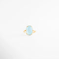 anillo dorado con piedra azul clara estilo elegante, anillo delicado con piedra azul suave en engaste fino, anillo minimalista dorado con piedra azul pastel, joyería femenina anillo con piedra azul clara, anillo elegante de uso diario con piedra azul