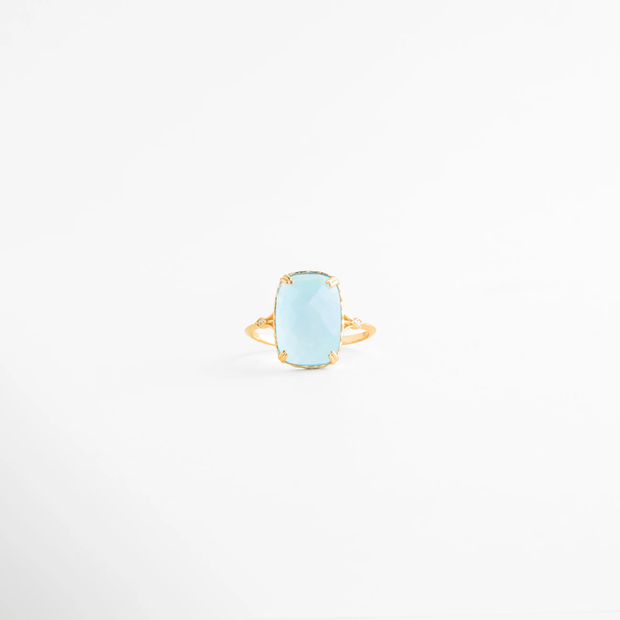 anillo dorado con piedra azul clara estilo elegante, anillo delicado con piedra azul suave en engaste fino, anillo minimalista dorado con piedra azul pastel, joyería femenina anillo con piedra azul clara, anillo elegante de uso diario con piedra azul