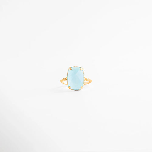 anillo dorado con piedra azul clara estilo elegante, anillo delicado con piedra azul suave en engaste fino, anillo minimalista dorado con piedra azul pastel, joyería femenina anillo con piedra azul clara, anillo elegante de uso diario con piedra azul