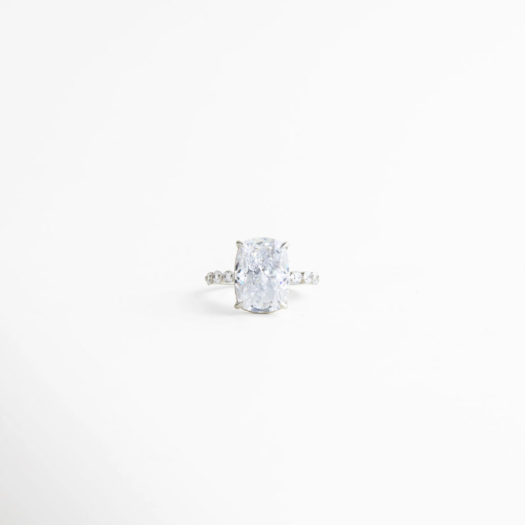 anillo plateado con zirconia rectangular central, anillo elegante con piedra transparente brillante, joyería fina anillo con zirconias laterales, anillo sofisticado estilo europeo, anillo plateado moderno para mujer, anillo con diseño minimalista y refinado
