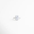 anillo plateado con zirconia rectangular central, anillo elegante con piedra transparente brillante, joyería fina anillo con zirconias laterales, anillo sofisticado estilo europeo, anillo plateado moderno para mujer, anillo con diseño minimalista y refinado