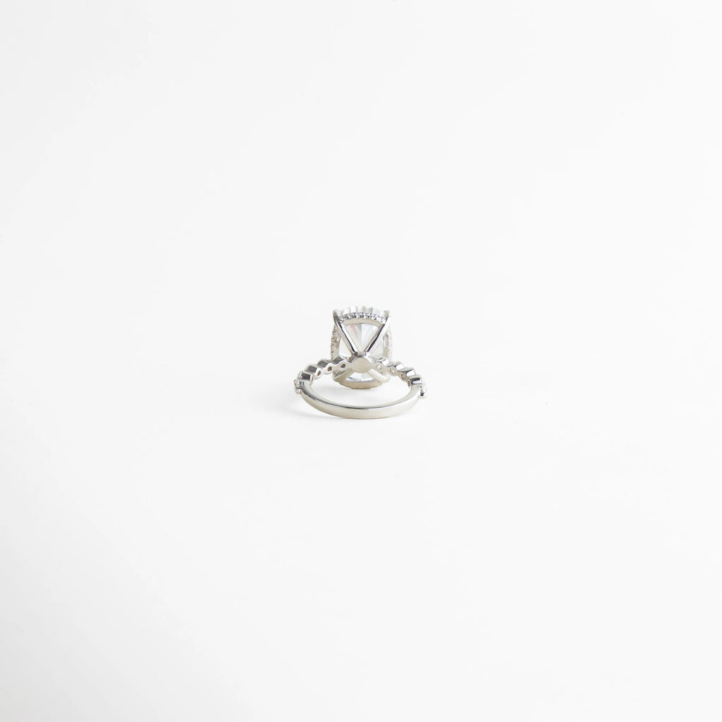 anillo plateado vista superior con zirconia, forma rectangular de zirconia central, anillo elegante con brillo sutil, joyería fina anillo de diseño limpio, anillo moderno con líneas delicadas, anillo sofisticado para uso diario