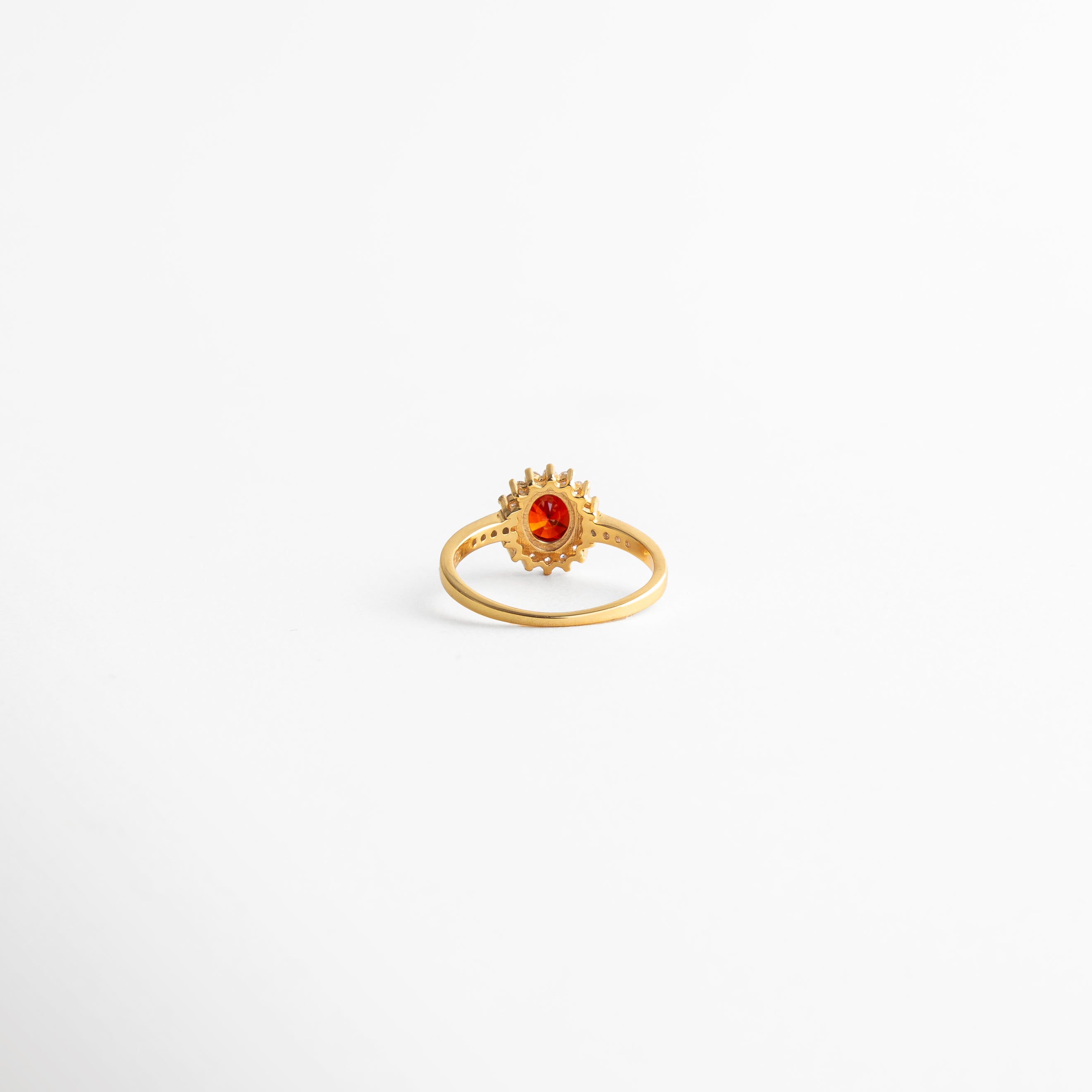 anillo dorado parte posterior del engaste, estructura abierta de anillo elegante, detalle trasero de joyería fina, diseño cómodo de anillo femenino, terminaciones limpias en anillo dorado