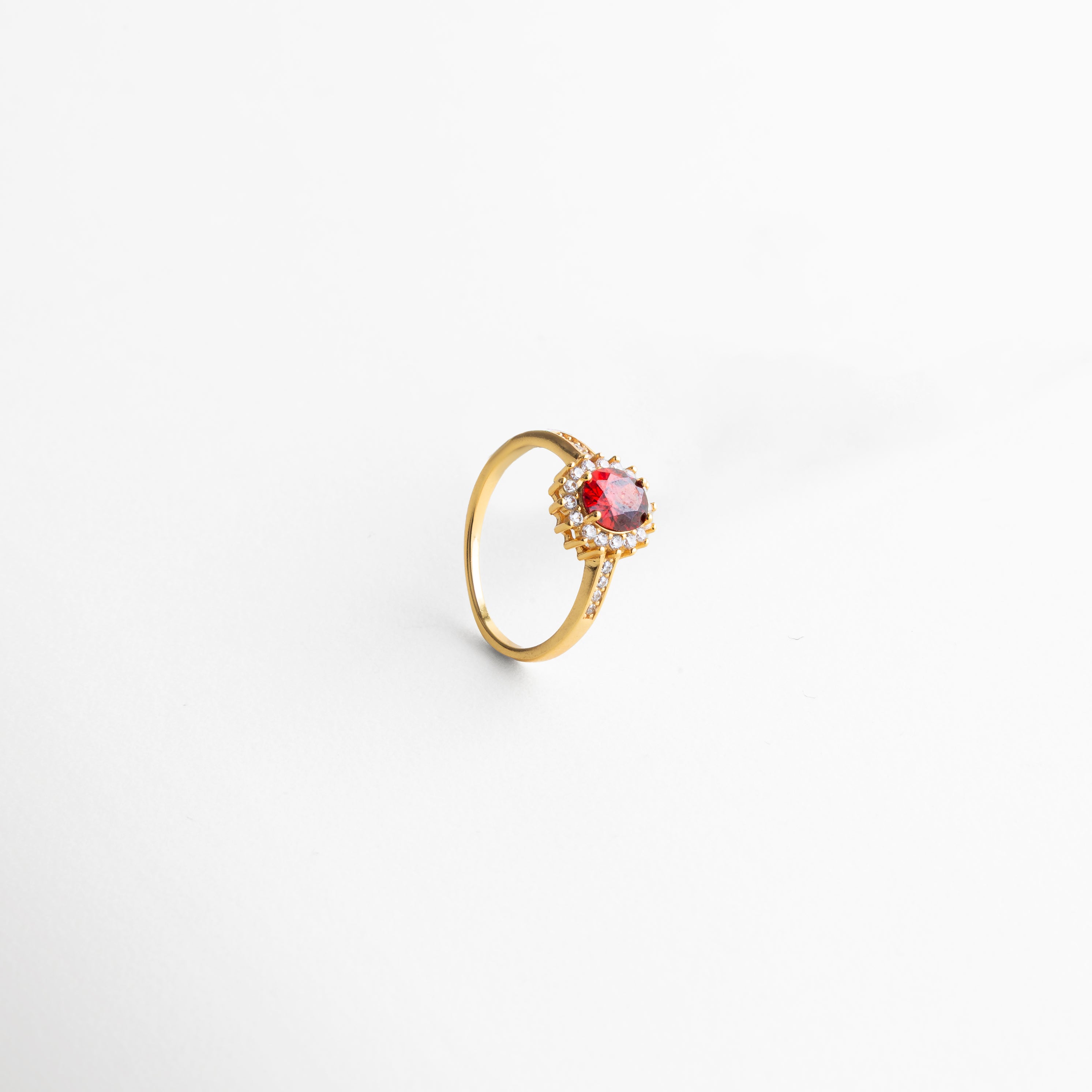 anillo delicado tamaño real en proporción, anillo femenino de escala equilibrada, joyería ideal para layering de anillos, anillo elegante de presencia sutil, anillo dorado sofisticado para uso diario