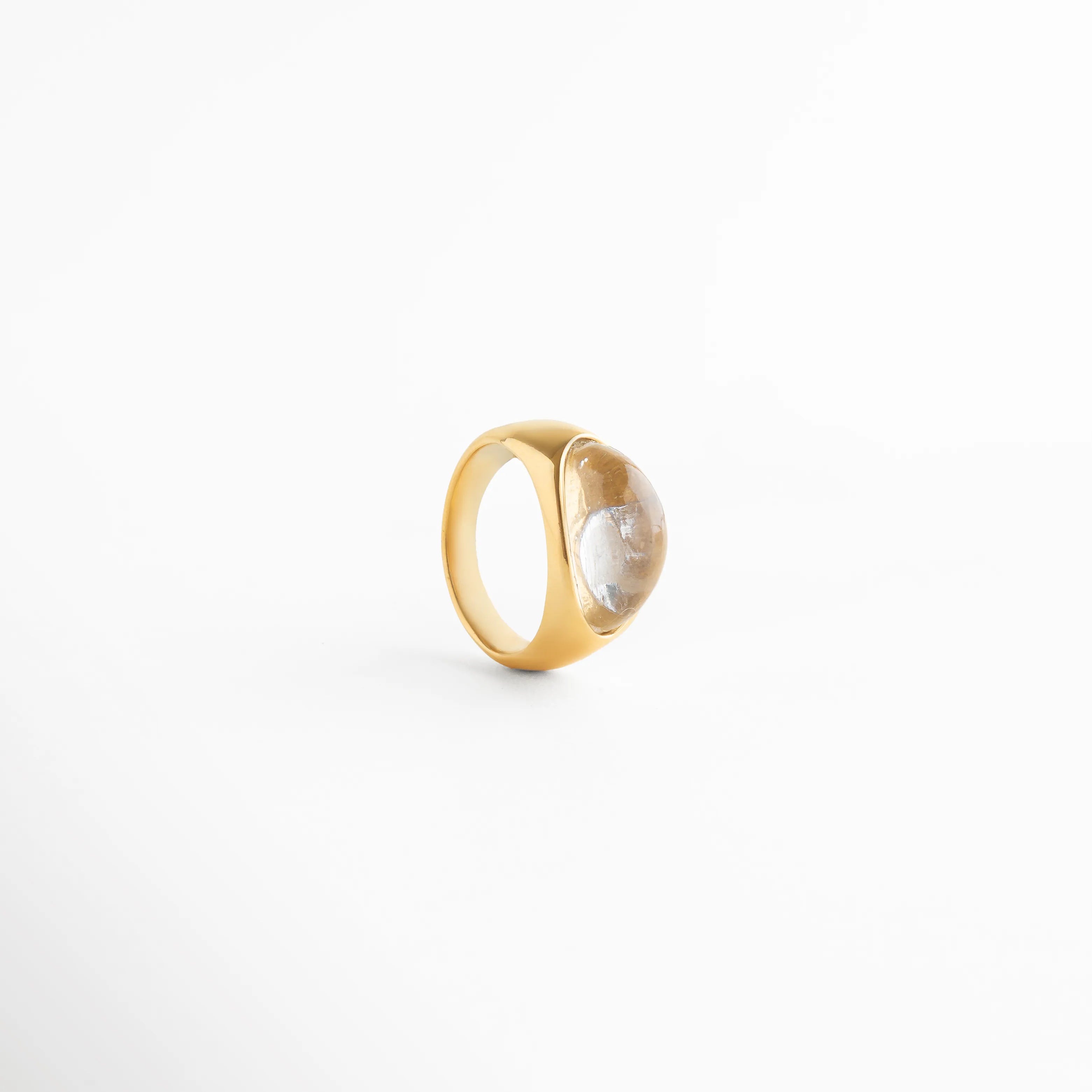 anillo dorado diseño atemporal, anillo dorado elegante moderno, joyería dorada versátil, anillo dorado statement sutil, anillo dorado para layering, anillo dorado contemporáneo