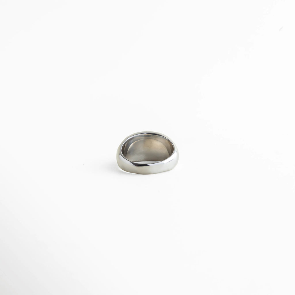 interior de anillo plateado pulido, anillo plateado acabado interior, joyería plateada cómoda, anillo plateado para uso diario, detalle interior anillo plateado, anillo plateado minimalista