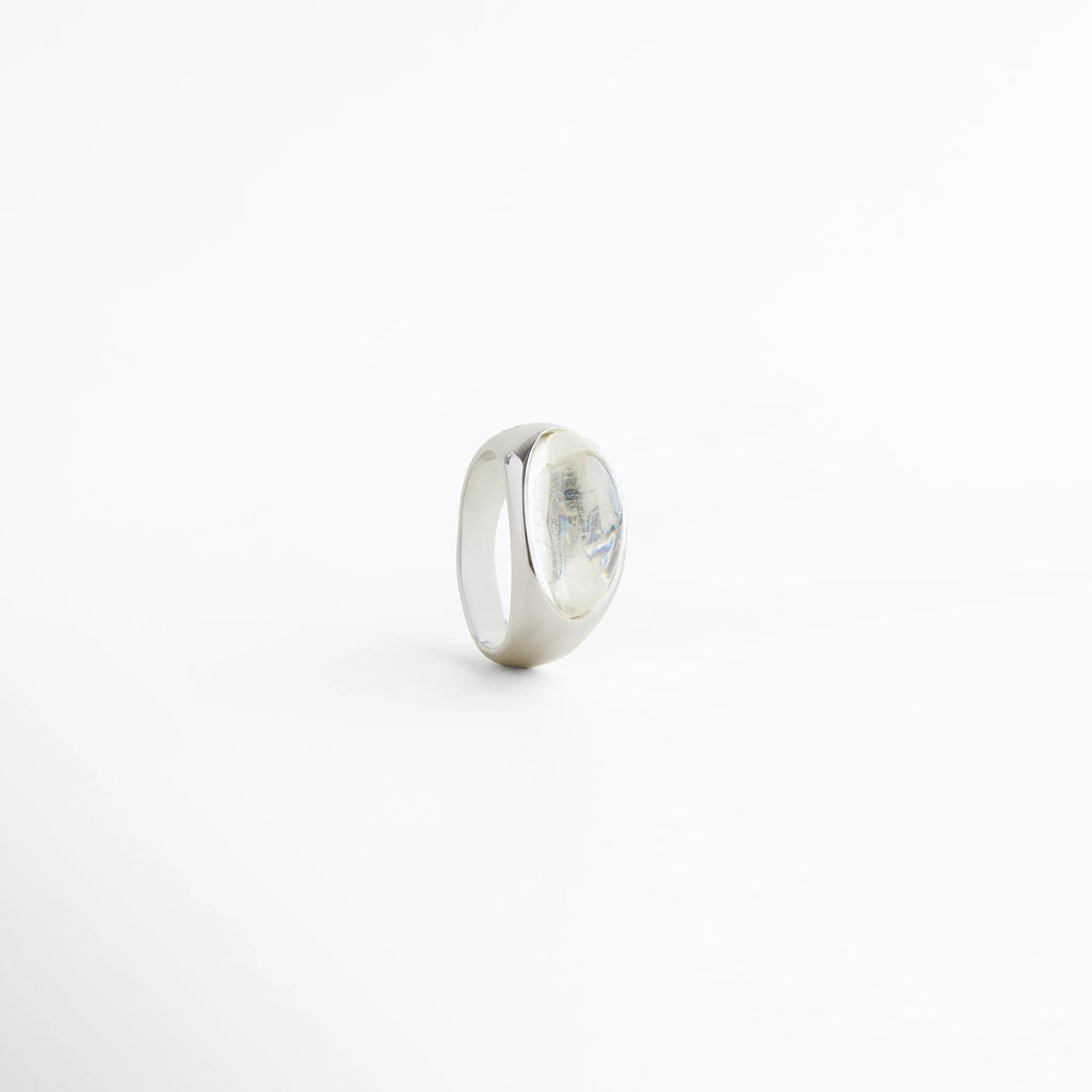 anillo oval plateado vista superior, forma oval anillo plateado, anillo plateado diseño contemporáneo, anillo elegante plateado, joyería plateada moderna, anillo plateado sofisticado