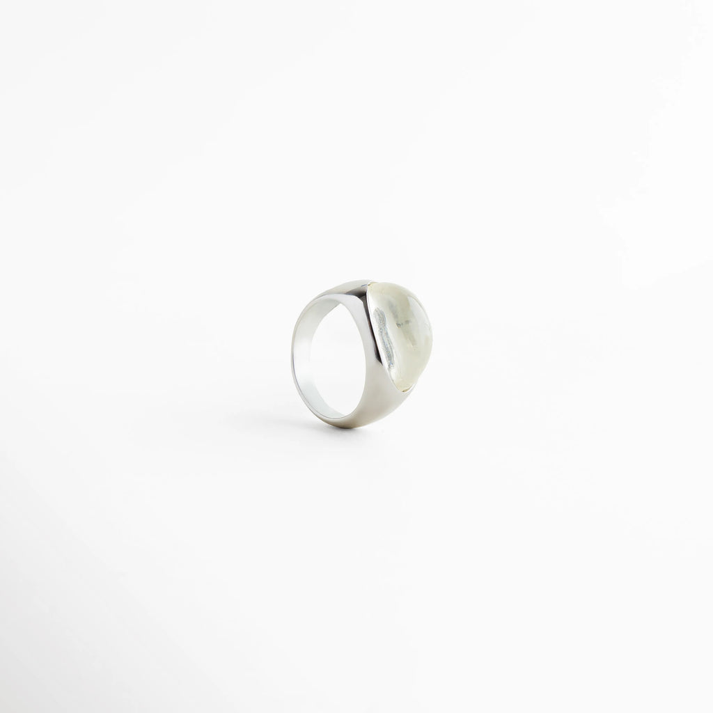 anillo oval plateado vista superior, forma oval anillo plateado, anillo plateado diseño contemporáneo, anillo elegante plateado, joyería plateada moderna, anillo plateado sofisticado