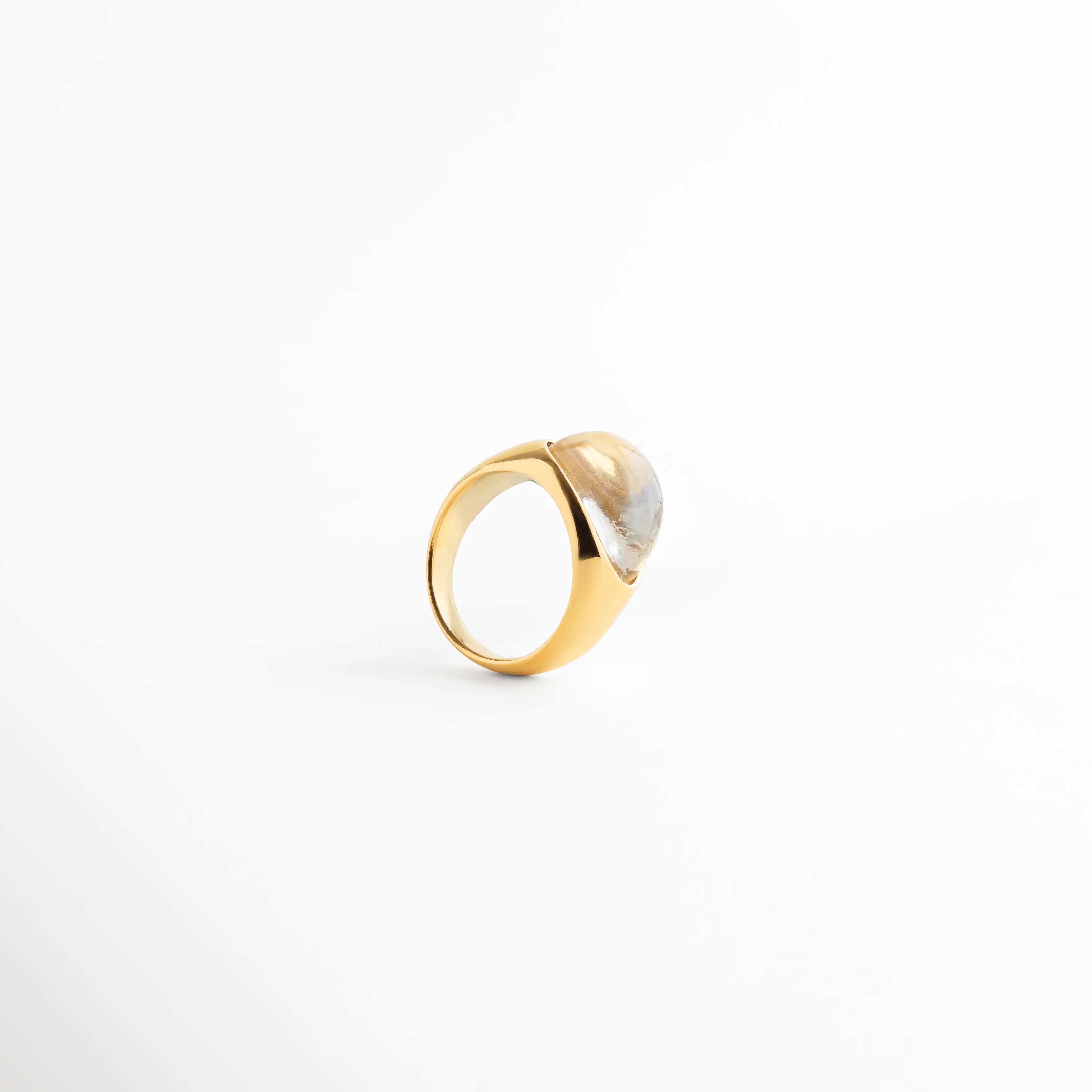 interior de anillo dorado pulido, anillo dorado acabado interior, joyería dorada cómoda, anillo dorado para uso diario, detalle interior anillo dorado, anillo dorado minimalista