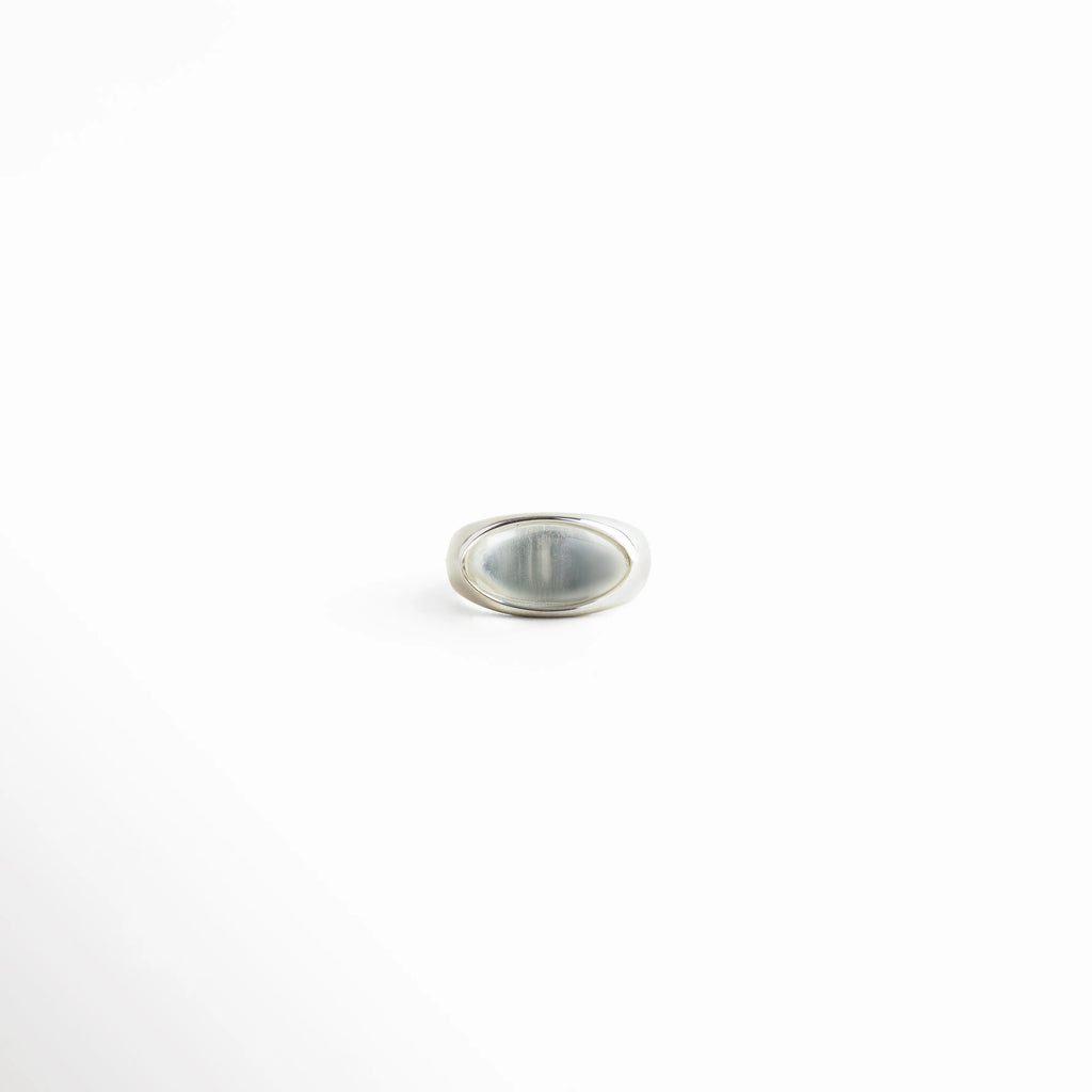 anillo plateado ovalado elegante, anillo plateado minimalista femenino, joyería plateada de diseño limpio, anillo oval plateado moderno, anillo plateado sofisticado, anillo elegante plateado
