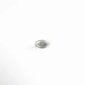 anillo plateado ovalado elegante, anillo plateado minimalista femenino, joyería plateada de diseño limpio, anillo oval plateado moderno, anillo plateado sofisticado, anillo elegante plateado