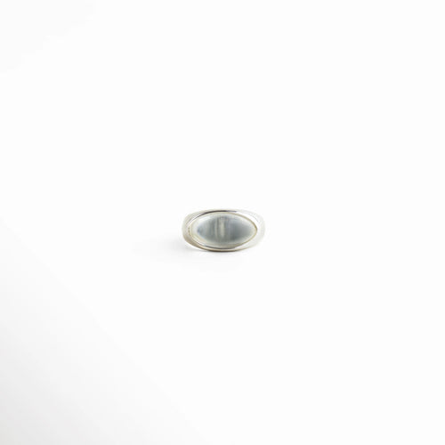 anillo plateado ovalado elegante, anillo plateado minimalista femenino, joyería plateada de diseño limpio, anillo oval plateado moderno, anillo plateado sofisticado, anillo elegante plateado