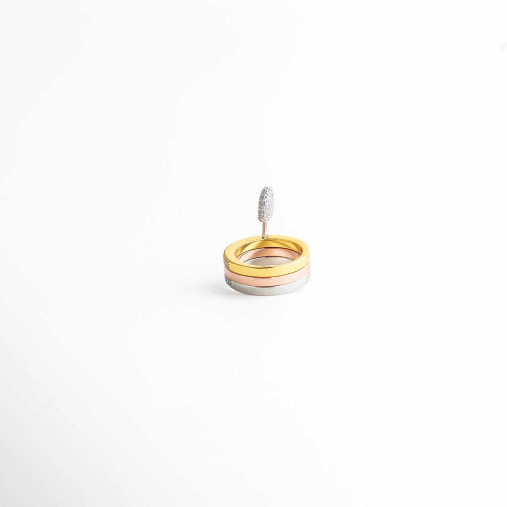 Detalle interior del anillo bicolor con acabado pulido y diseño cómodo, pensado para uso diario sin perder elegancia.