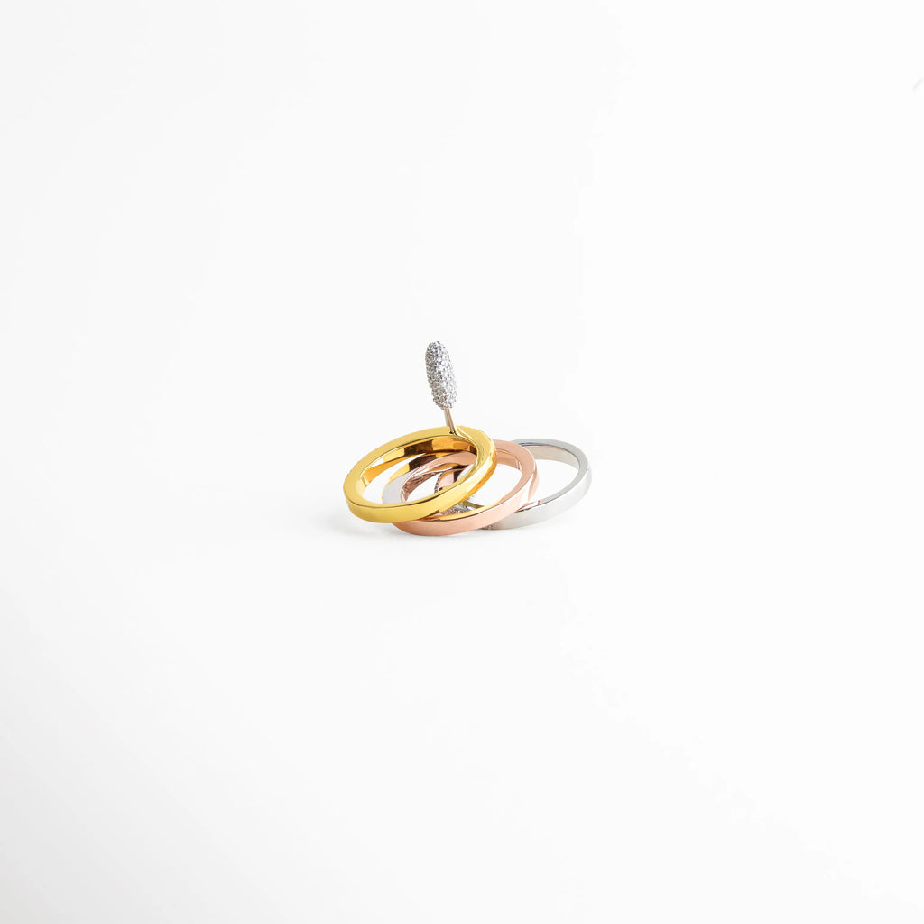 Vista superior del anillo dorado y plateado con diseño geométrico y detalle brillante central, ideal para looks sofisticados.