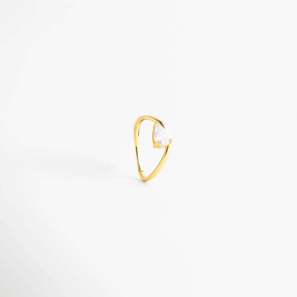 Vista trasera de la banda de plata 925 mostrando el acabado uniforme, Detalle de la curvatura del anillo dorado en perspectiva tres cuartos, Anillo minimalista de plata ley con piedra brillante visto desde atrás, Calidad del acabado enchapado en oro sobre base de plata ley 925, Sortija de diseño fluido con zirconia de alta claridad y brillo.