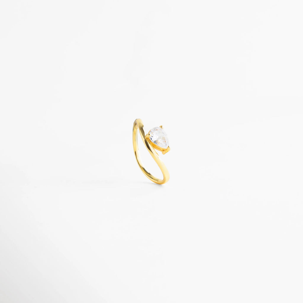 Vista lateral de anillo de plata 925 con banda curva y zirconia elevada, Perfil de anillo dorado con diseño de onda suave y piedra brillante, Detalle de la montura de zirconia en anillo de plata ley 925 enchapada, Perspectiva de costado de sortija minimalista con acabado pulido espejo, Anillo de plata con diseño de línea fluida y zirconia de 0.8 cm.