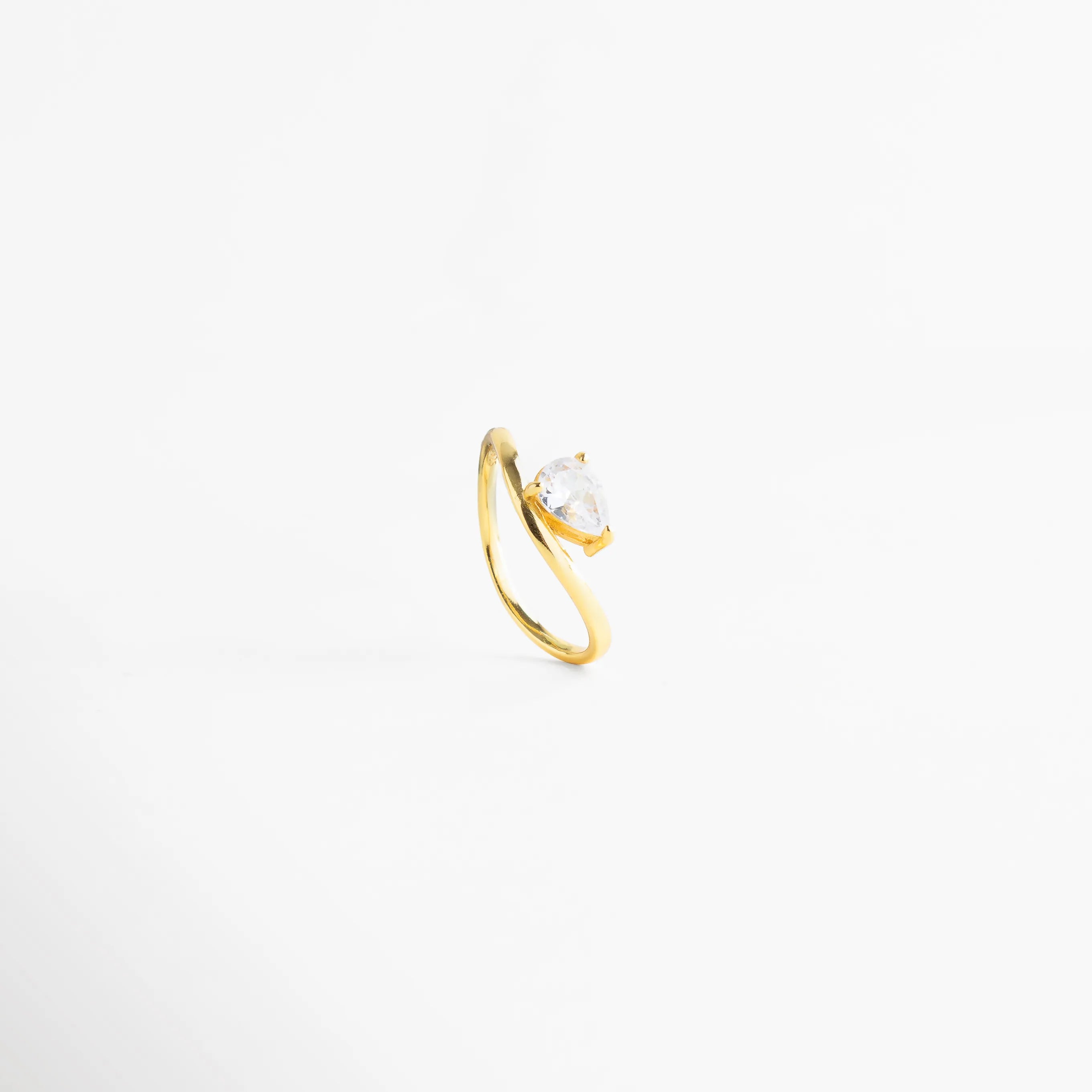 Vista lateral de anillo de plata 925 con banda curva y zirconia elevada, Perfil de anillo dorado con diseño de onda suave y piedra brillante, Detalle de la montura de zirconia en anillo de plata ley 925 enchapada, Perspectiva de costado de sortija minimalista con acabado pulido espejo, Anillo de plata con diseño de línea fluida y zirconia de 0.8 cm.