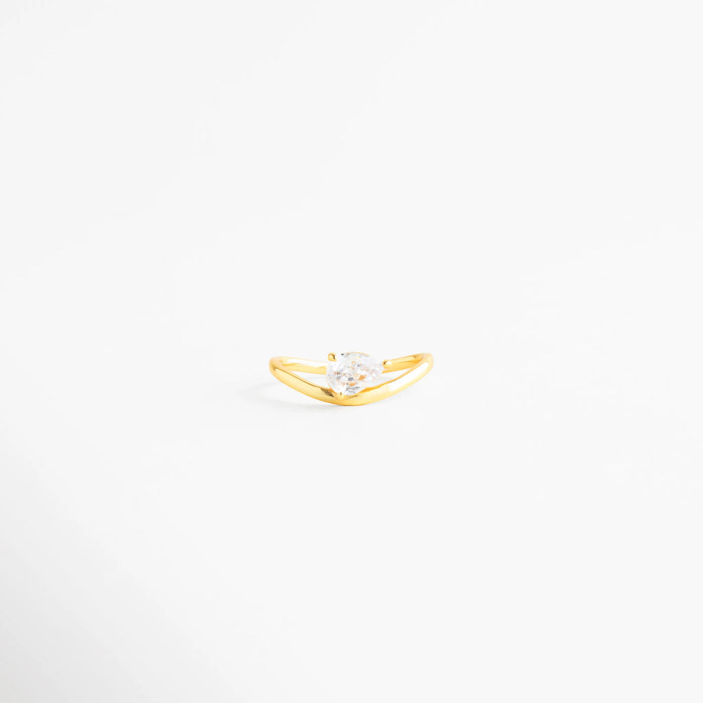 Anillo de Plata Ley 925 con diseño curvo y zirconia central brillante, Anillo con baño de oro y piedra zirconia en forma de gota o corazón, Sortija minimalista de plata 925 dorada con incrustación de zirconia, Anillo de diseño orgánico con onda frontal y piedra preciosa artificial, Joyería fina de plata ley 925 con acabado enchapado y zirconia cristalina.