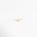 Anillo de Plata Ley 925 con diseño curvo y zirconia central brillante, Anillo con baño de oro y piedra zirconia en forma de gota o corazón, Sortija minimalista de plata 925 dorada con incrustación de zirconia, Anillo de diseño orgánico con onda frontal y piedra preciosa artificial, Joyería fina de plata ley 925 con acabado enchapado y zirconia cristalina.