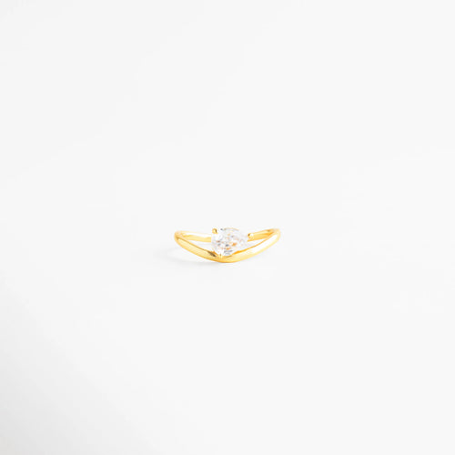 Anillo de Plata Ley 925 con diseño curvo y zirconia central brillante, Anillo con baño de oro y piedra zirconia en forma de gota o corazón, Sortija minimalista de plata 925 dorada con incrustación de zirconia, Anillo de diseño orgánico con onda frontal y piedra preciosa artificial, Joyería fina de plata ley 925 con acabado enchapado y zirconia cristalina.
