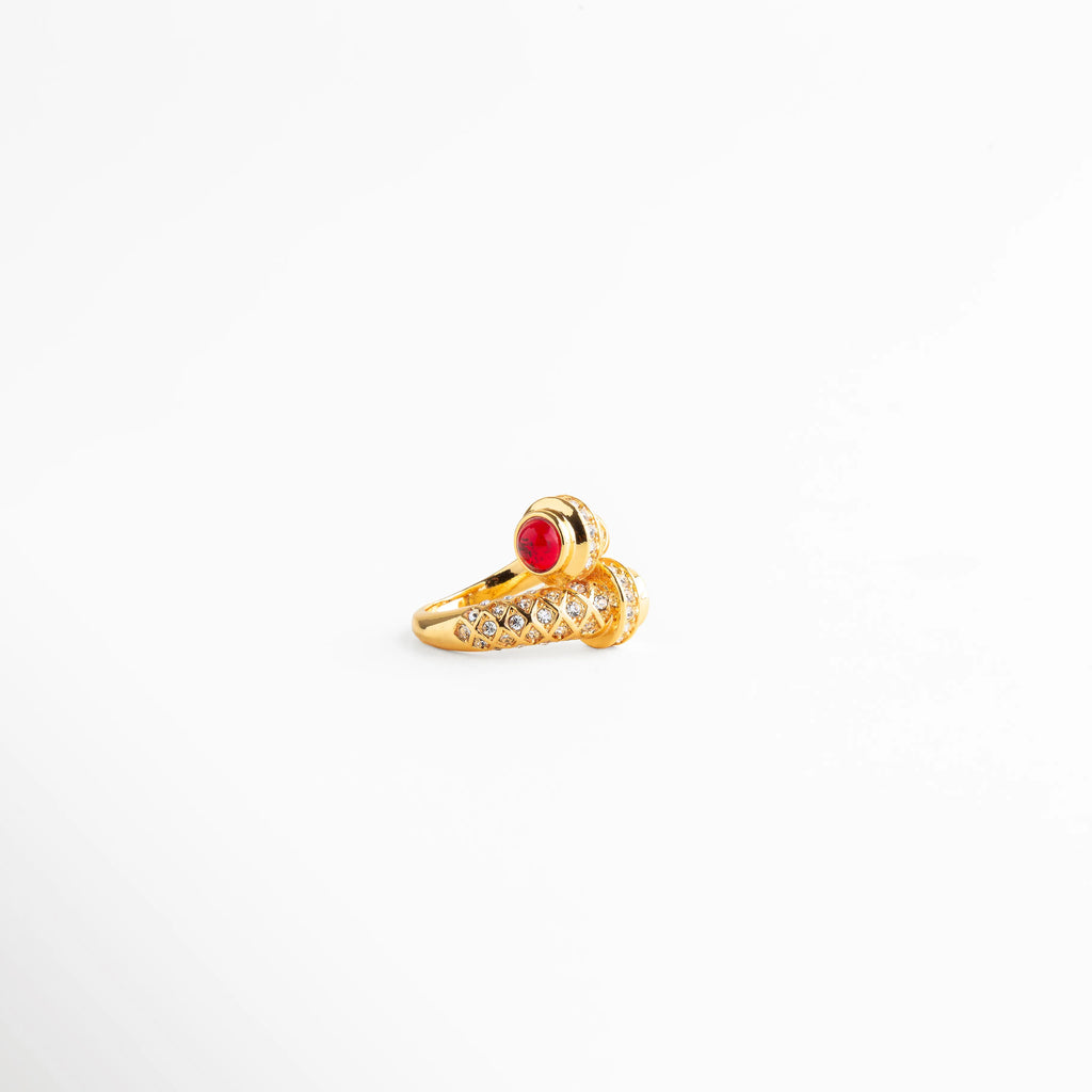 perfil de anillo dorado con estructura envolvente, anillo con volumen y textura brillante, detalle lateral de anillo dorado elegante, anillo moderno con forma curva, joya dorada con diseño escultórico, anillo con acentos brillantes laterales