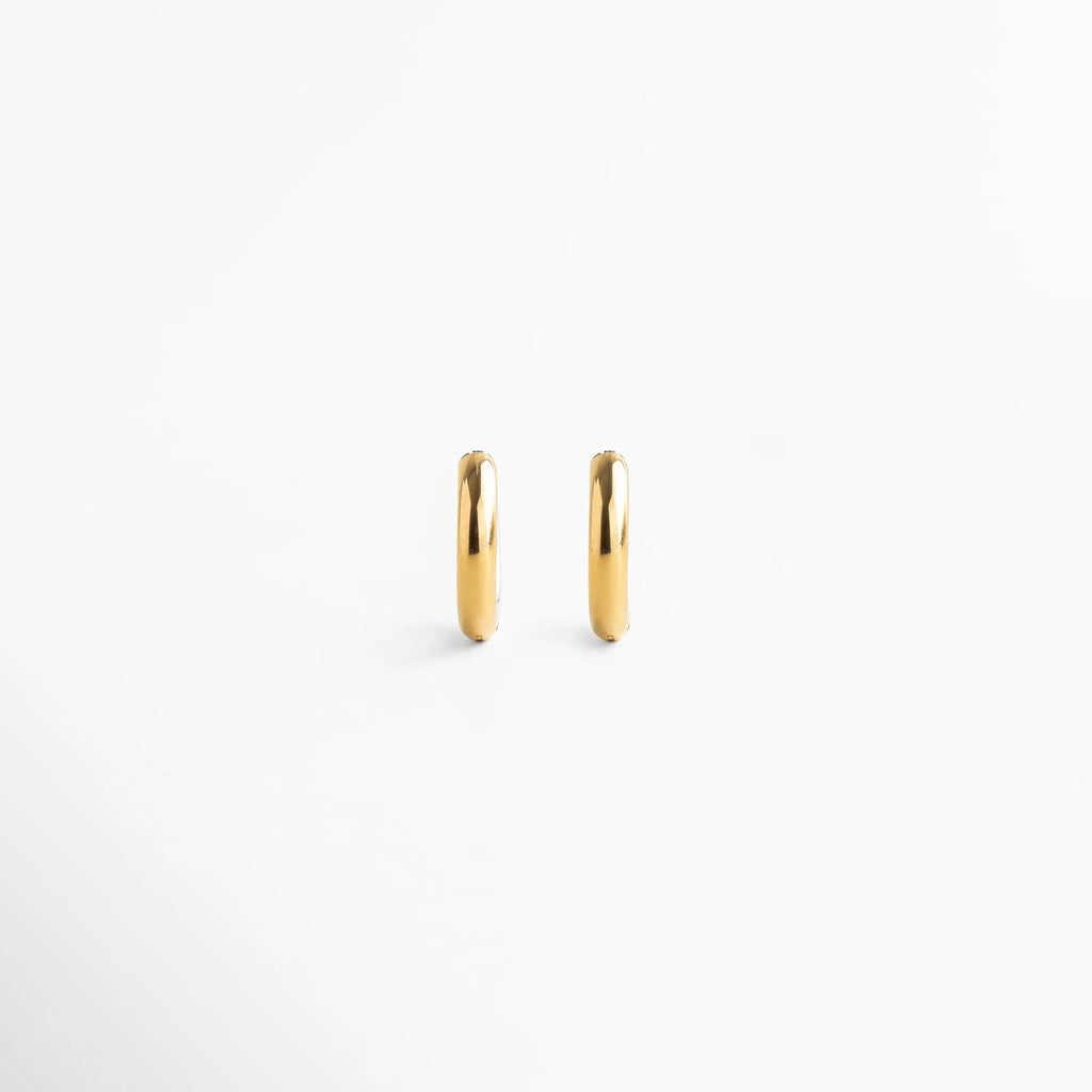 Par de aretes de argolla bitono de acero inoxidable en fondo blanco minimalista, Pendientes circulares bitono de diseño atemporal y resistente al agua, Arracadas de acero inoxidable bitono, el accesorio perfecto para combinar metales, Set de aretes tipo argolla pequeños en acabado mixto (oro y plata), Joyería de acero inoxidable para mujer: argollas bitono de estilo contemporáneo.