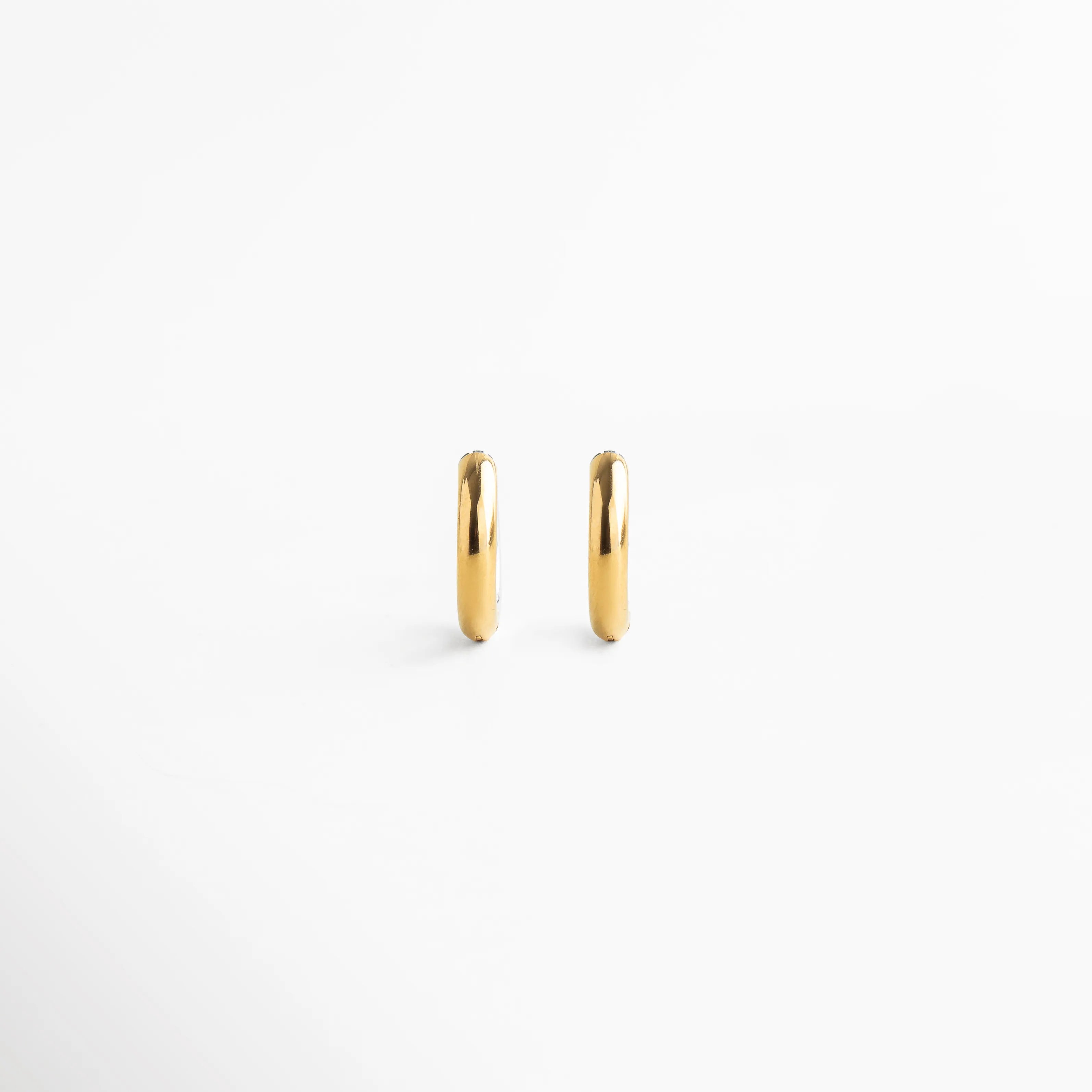 Par de aretes de argolla bitono de acero inoxidable en fondo blanco minimalista, Pendientes circulares bitono de diseño atemporal y resistente al agua, Arracadas de acero inoxidable bitono, el accesorio perfecto para combinar metales, Set de aretes tipo argolla pequeños en acabado mixto (oro y plata), Joyería de acero inoxidable para mujer: argollas bitono de estilo contemporáneo.