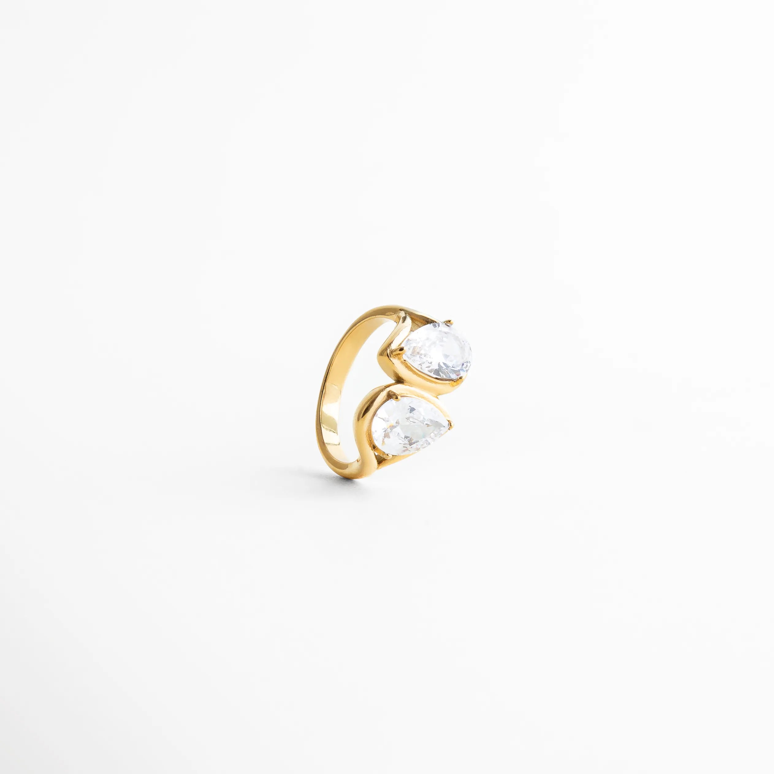 Detalle de zirconias en anillo dorado brillante, Acercamiento a piedras zirconia en anillo Blake, Detalle de incrustaciones brillantes en anillo elegante, Zirconias reflejando luz en anillo dorado, Anillo con piedras brillantes en diseño sofisticado