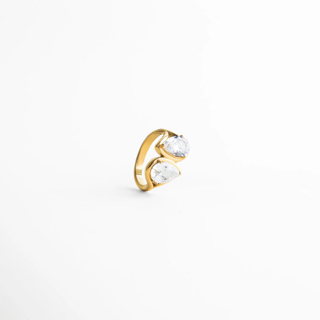 Vista lateral de anillo con zirconias y acabado en oro 18K, Perfil de anillo elegante con piedras brillantes, Anillo Blake visto de lado con diseño sofisticado, Anillo con estructura fina y zirconias en perfil, Diseño lateral de anillo dorado con incrustaciones