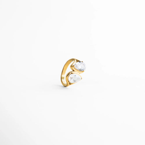 Vista lateral de anillo con zirconias y acabado en oro 18K, Perfil de anillo elegante con piedras brillantes, Anillo Blake visto de lado con diseño sofisticado, Anillo con estructura fina y zirconias en perfil, Diseño lateral de anillo dorado con incrustaciones