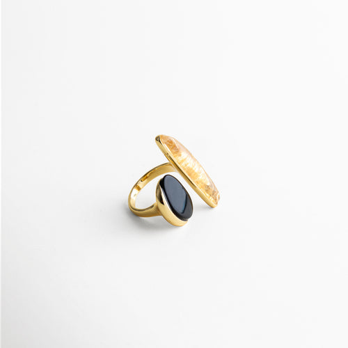 detalle de piedras en anillo elegante, textura orgánica en anillo con piedras, brillo natural de piedras en anillo femenino, diseño fluido en anillo joyería moderna, anillo con piedras acabado delicado