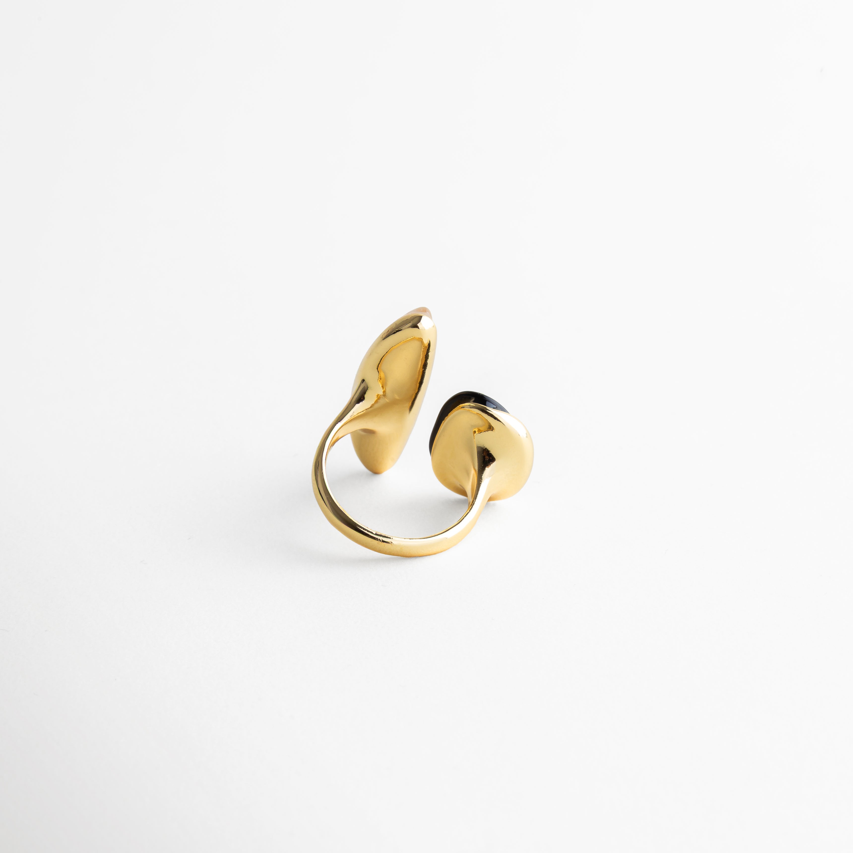 perfil de anillo con piedras diseño fluido, estructura orgánica en anillo elegante, anillo con piedras volumen delicado, diseño envolvente en anillo femenino, anillo joyería contemporánea lateral