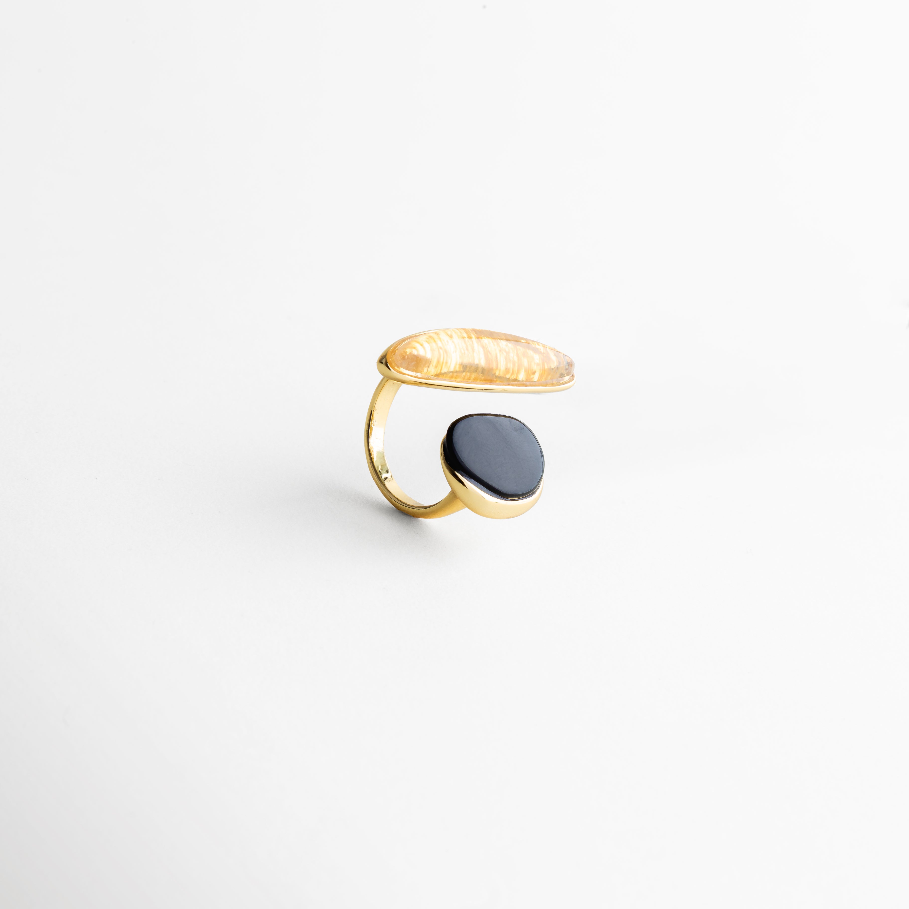 detalle de piedras en anillo elegante, textura orgánica en anillo con piedras, brillo natural de piedras en anillo femenino, diseño fluido en anillo joyería moderna, anillo con piedras acabado delicado