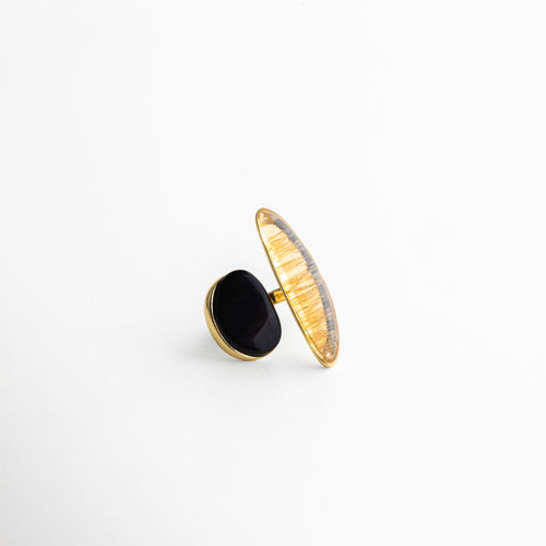 anillo con piedras inspiración orgánica mujer, anillo elegante con piedras estilo místico, anillo joyería femenina diseño natural, anillo con piedras look etéreo sofisticado, anillo decorativo con piedras modernas