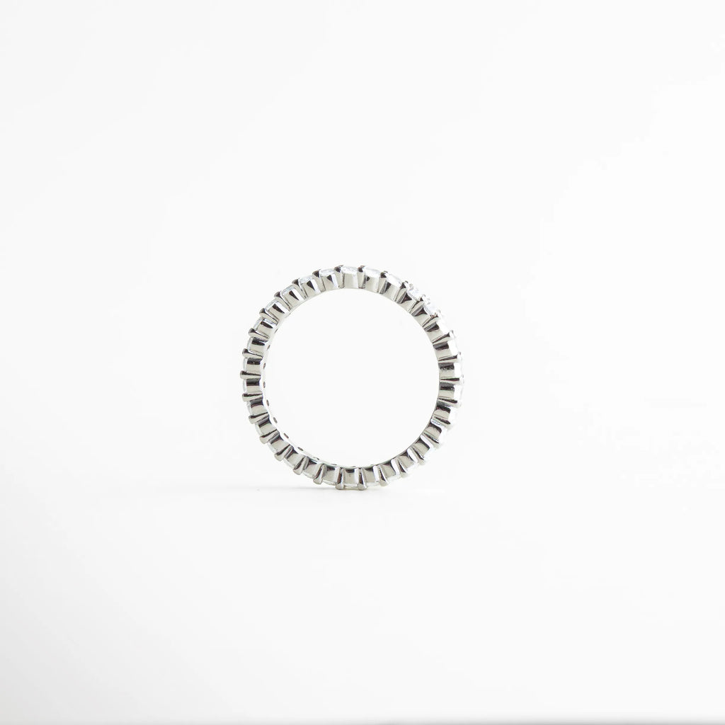 anillo churumbela vista lateral, perfil del anillo delicado, joyería fina anillo delgado, anillo elegante de líneas suaves, diseño ligero de anillo femenino