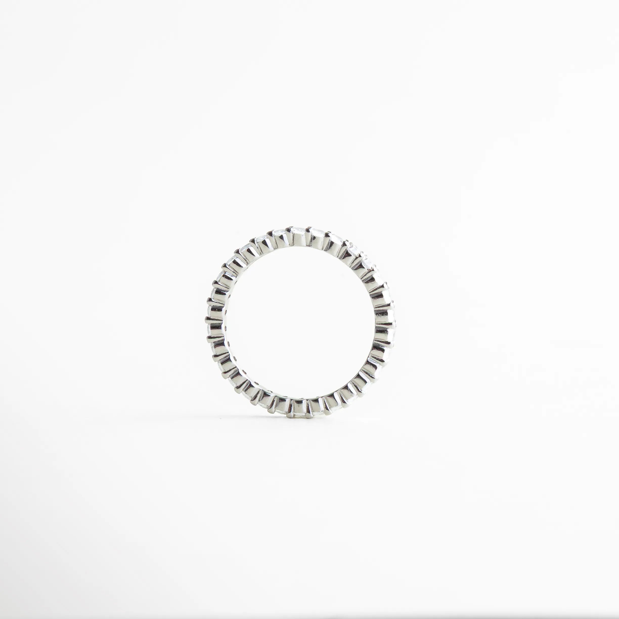 anillo churumbela vista lateral, perfil del anillo delicado, joyería fina anillo delgado, anillo elegante de líneas suaves, diseño ligero de anillo femenino