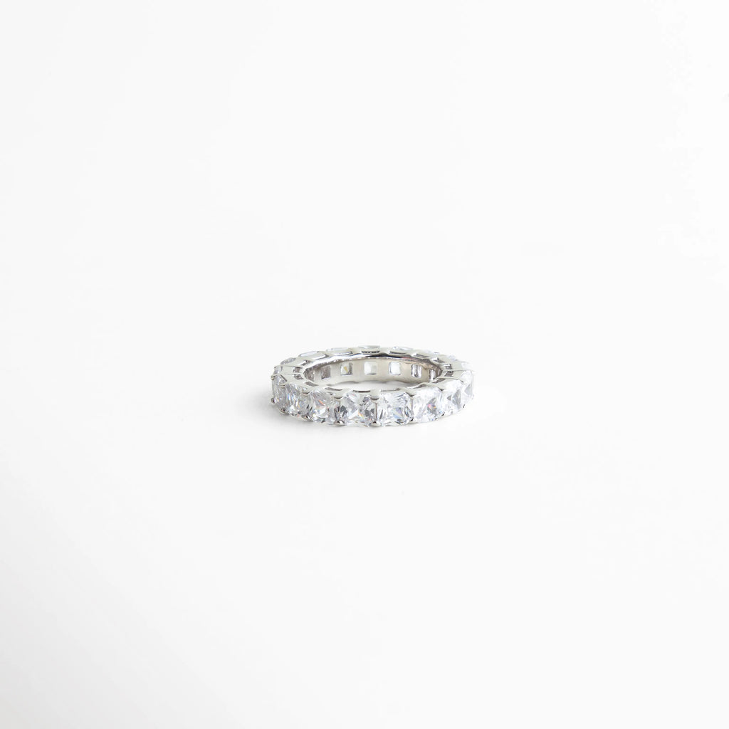anillo churumbela elegante con zirconias, anillo femenino de brillo protagonista, joyería fina anillo sofisticado, anillo elegante de diseño continuo, anillo clásico contemporáneo mujer, anillo refinado de alta presencia