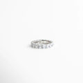 anillo churumbela elegante con zirconias, anillo femenino de brillo protagonista, joyería fina anillo sofisticado, anillo elegante de diseño continuo, anillo clásico contemporáneo mujer, anillo refinado de alta presencia