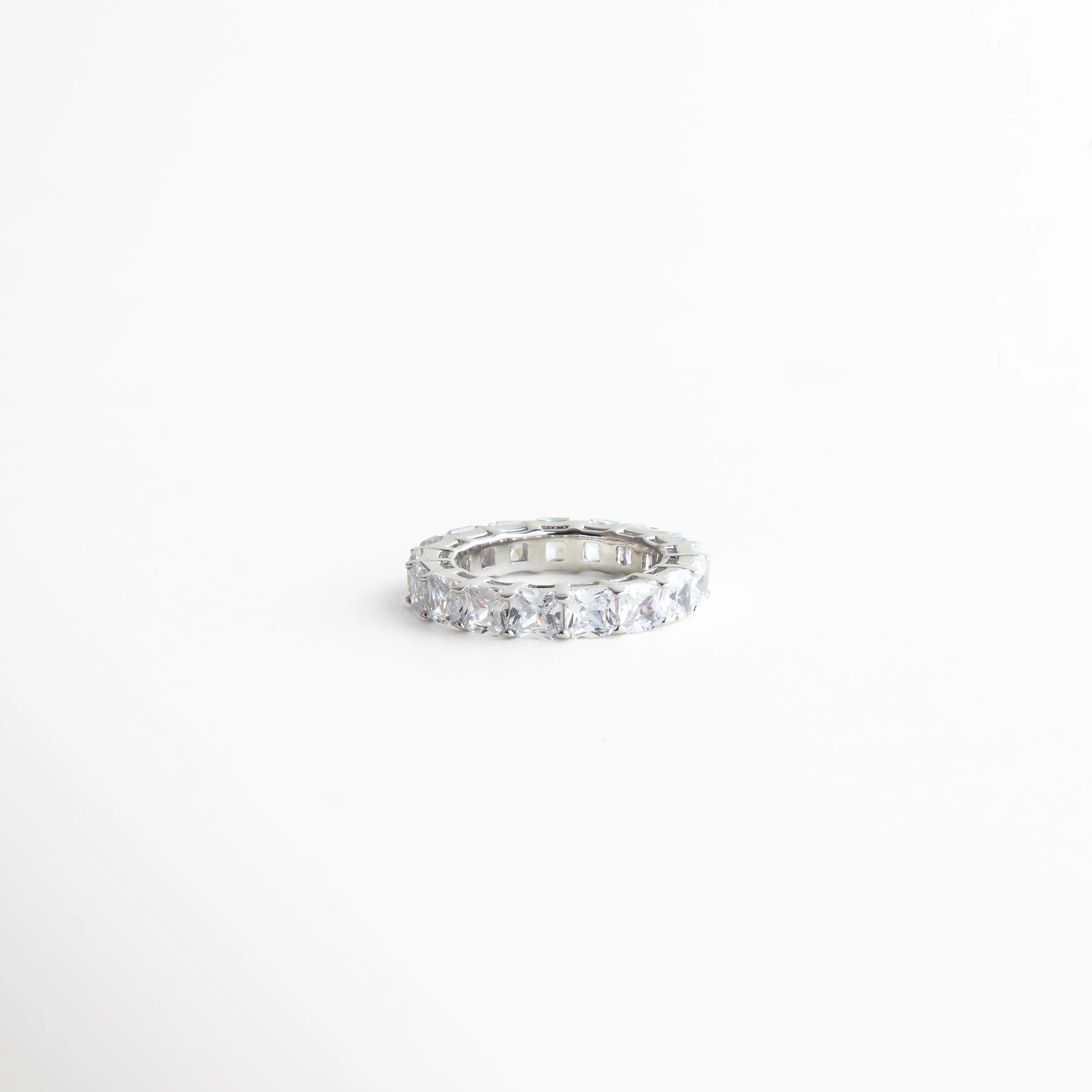 anillo churumbela elegante con zirconias, anillo femenino de brillo protagonista, joyería fina anillo sofisticado, anillo elegante de diseño continuo, anillo clásico contemporáneo mujer, anillo refinado de alta presencia